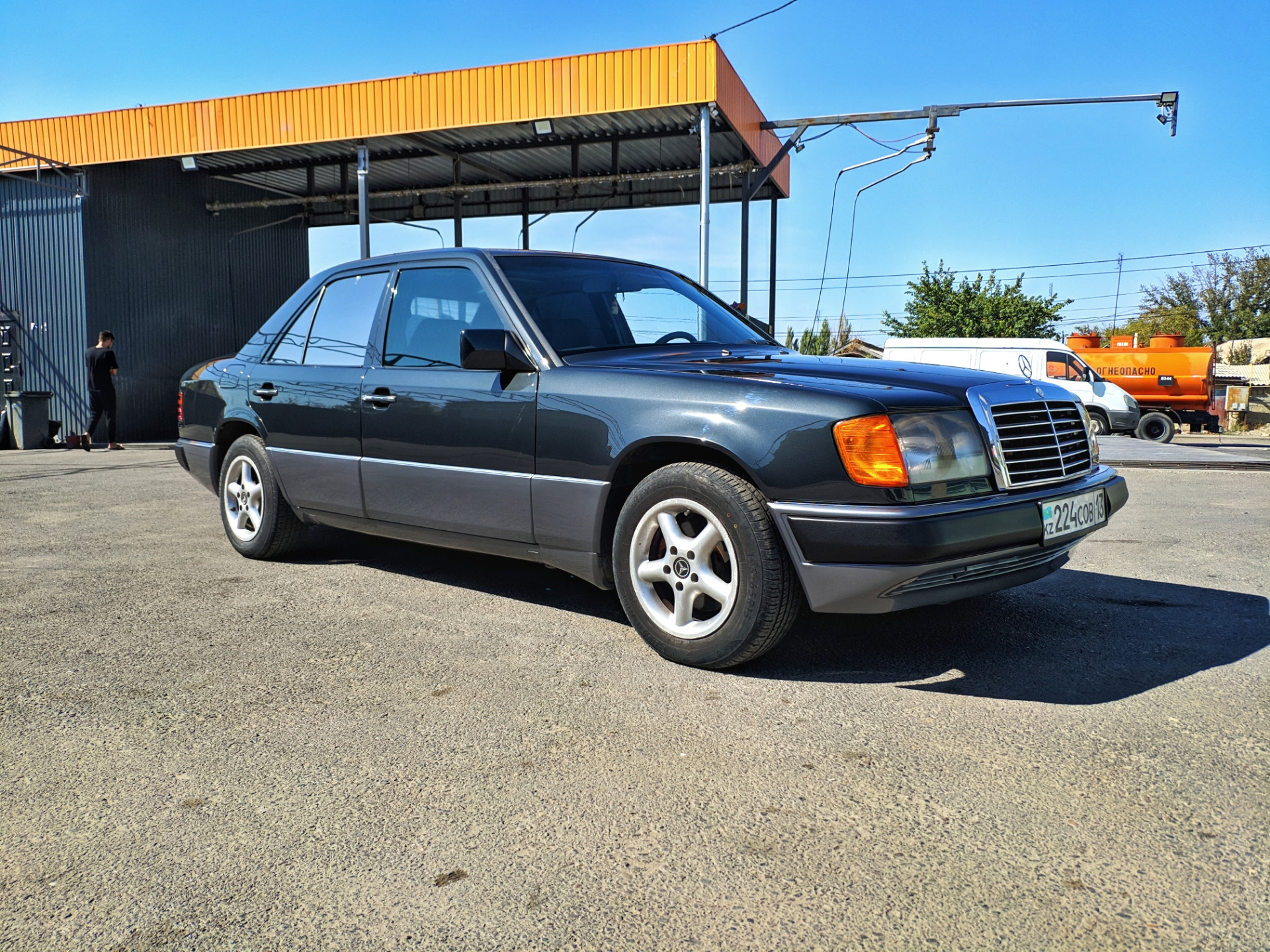 Купить б/у Mercedes-Benz W124 1984-1993 200 2.0d MT (75 л.с.) дизель механика в