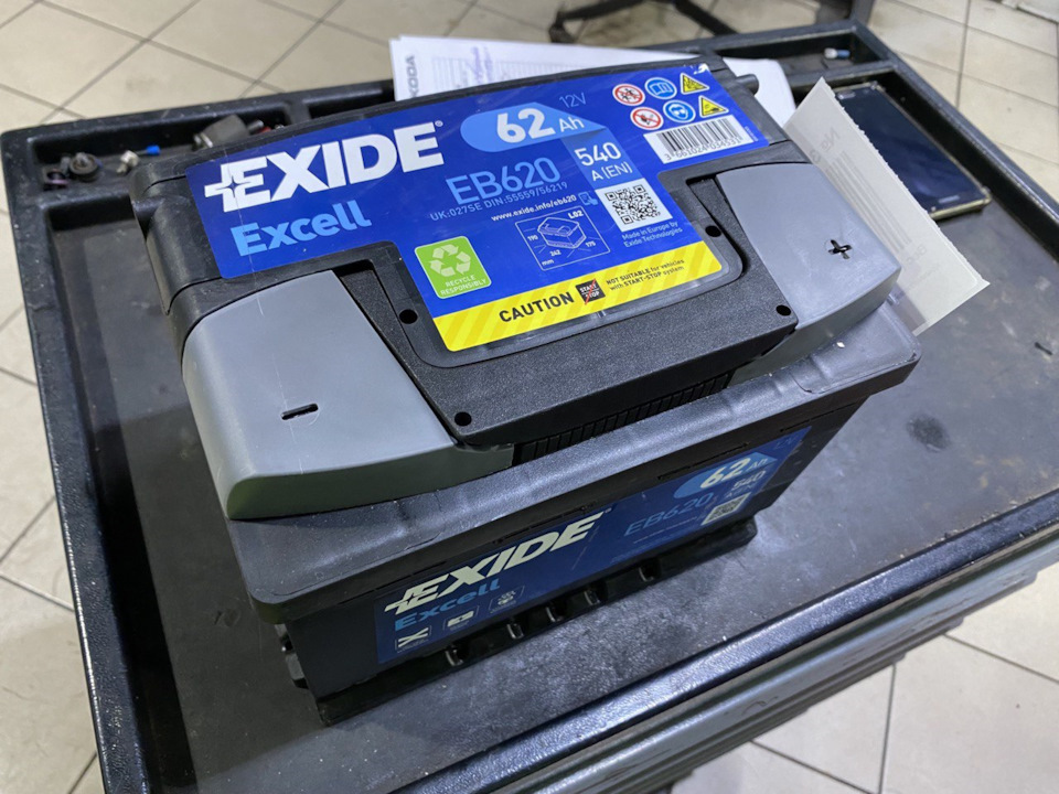 Замена аккумулятора Шкода Фабия 1.6 — Skoda Fabia Mk2, 1,6 л, 2014 года ...