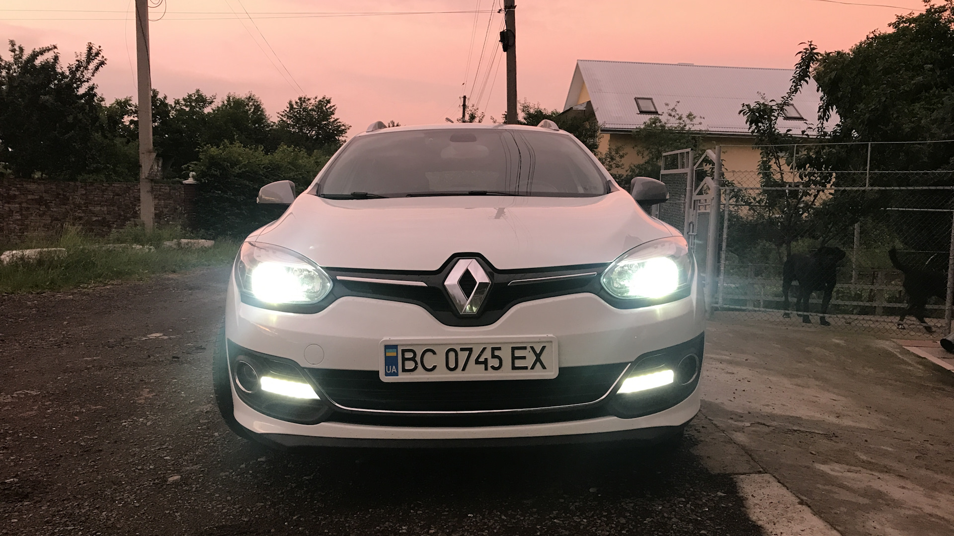 Рено свет. Renault Fluence лампа Xenon. Renault Megane III ксенон. Диоды в фары Рено Меган 2. Renault Megane 3 оптика.