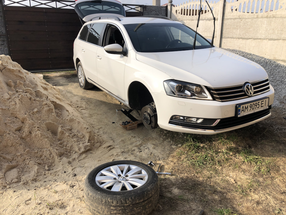 Заменить передние колодки — — Volkswagen Passat Variant (B7), 2 л, 2011 ...