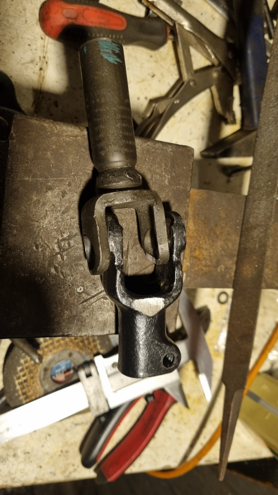 От рулевого кардана 2115 отрезана вилка для стыковки с вилкой рейки — ИЖ 2126