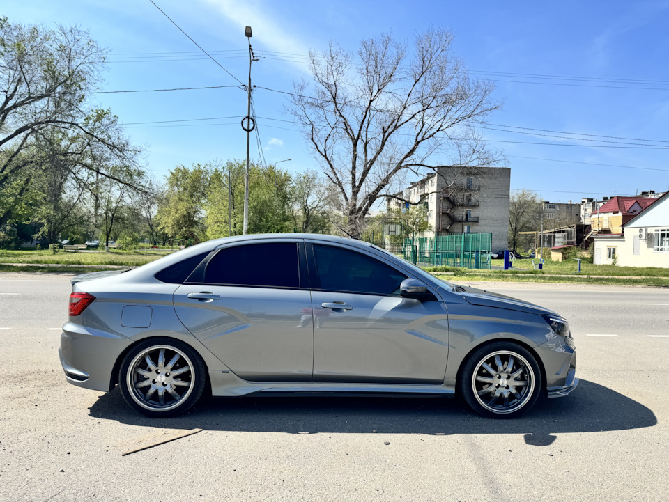 ✌ — Lada Vesta (1G)