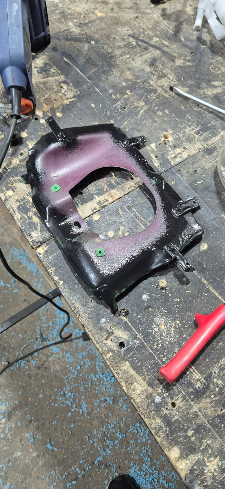 в полученную крышку можно вставить крёпки со стопорами под саморез, либо придумать что то ещё — Toyota FJ Cruiser