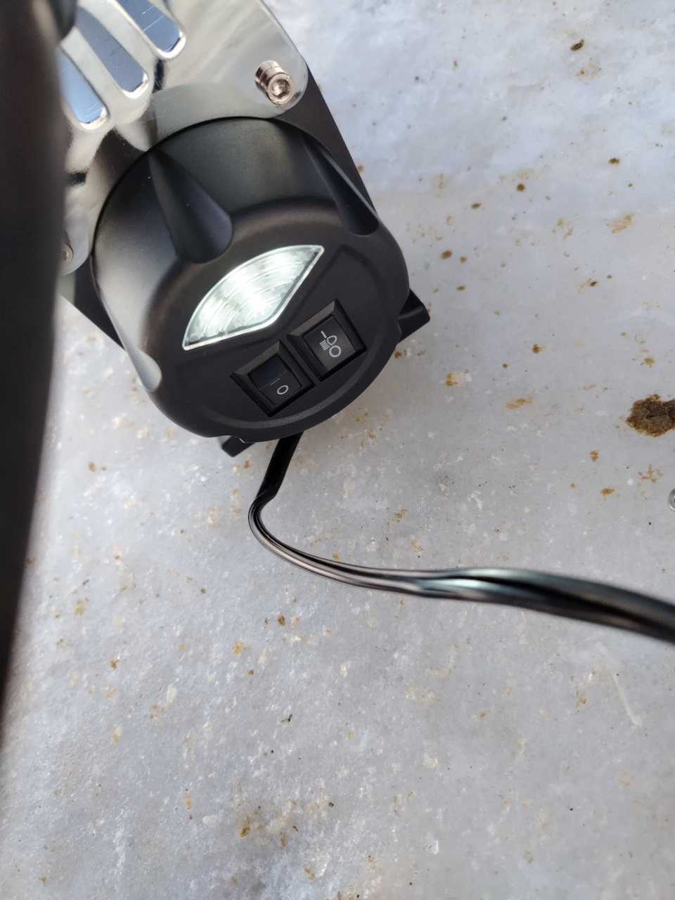 Компрессор имеет Led подсветку, для удобства эксплуатации в ночное время — Lada Granta