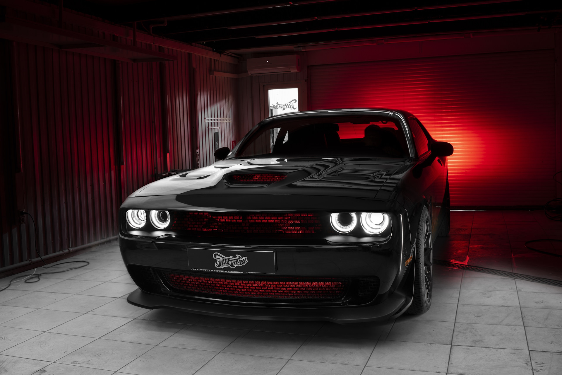 Злом злые машины. Dodge Challenger Hellcat. Dodge Challenger Hellcat ангельские глазки. Dodge Challenger Hellcat фары. Додж Челленджер красно черный.