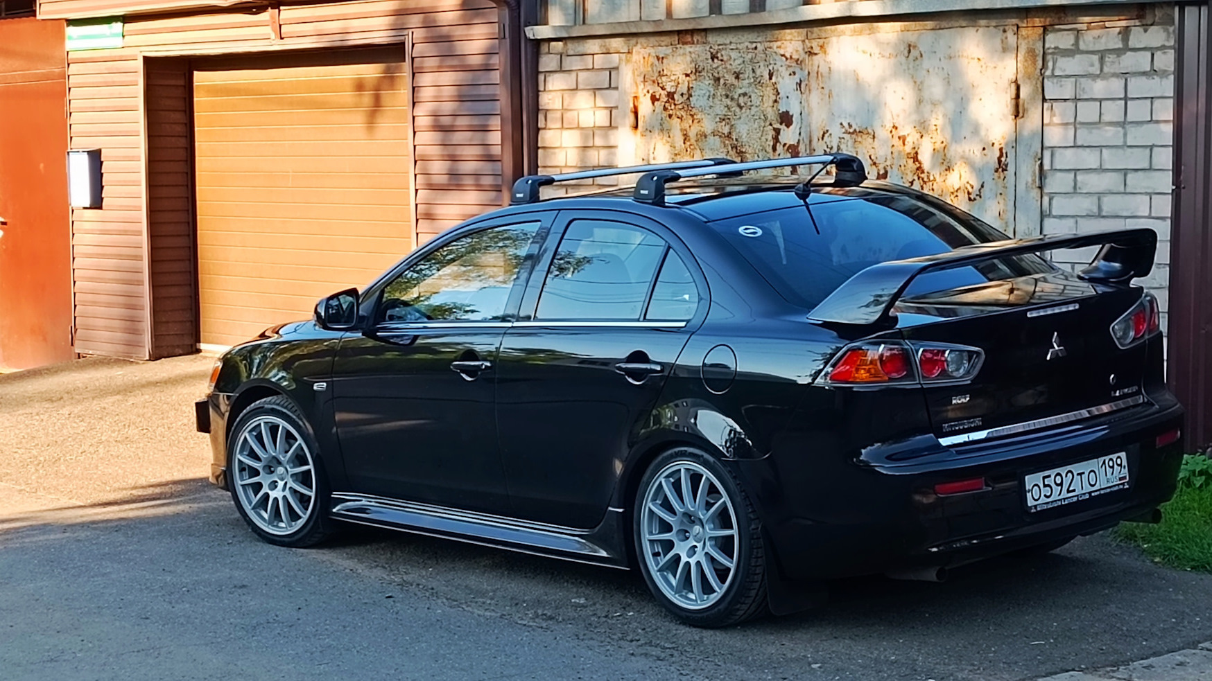 Mitsubishi Lancer 10 в лесу осенью