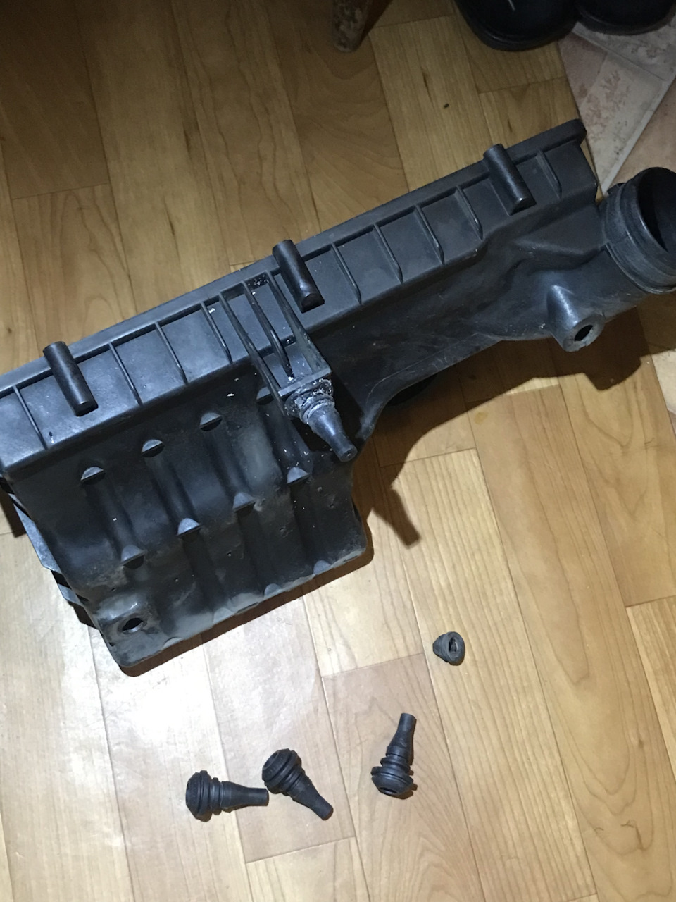 Замена подушек короба воздушного фильтра — Volkswagen Polo Sedan, 1,6 л ...