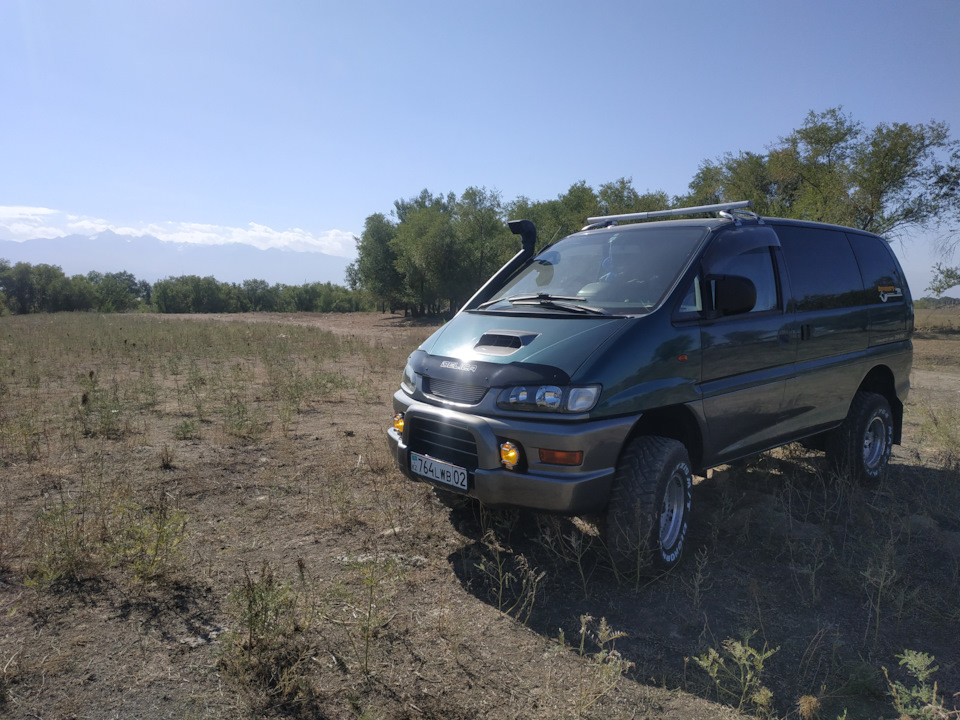 Делика 1996. Митсубиси Делика 2 поколение Раптор. Mitsubishi Delica 2.4 MT 2018. Митсубиси Делика 2.8 125 л.с. 1984 г дизель. Митсубиси Делика 2005 г черный тонированный вид со всех сторон.