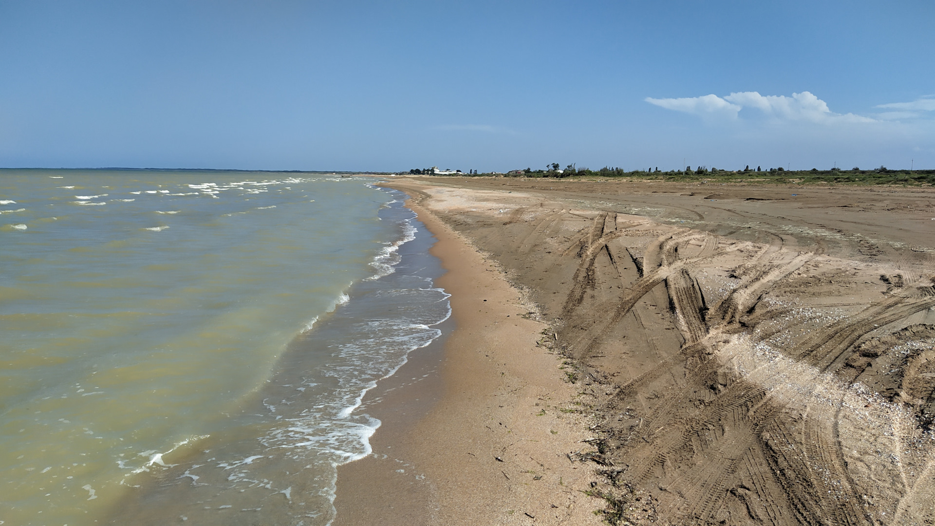 Приморский пляж Избербаш. Морская волна Избербаш. Пляжи Дагестана. Даг огни берег моря.