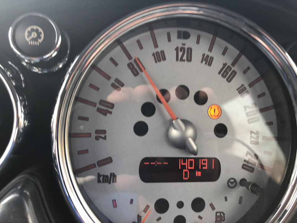 Резиновый цикличный звук при торможении на малой скорости — в пробке ...