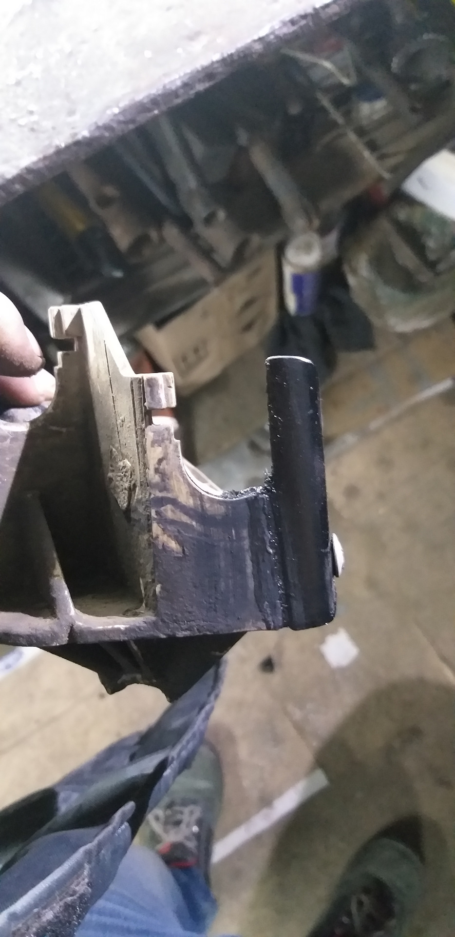 Сломалось крепление тросов КПП — Peugeot 307, 2 л., 2004 года | своими ...