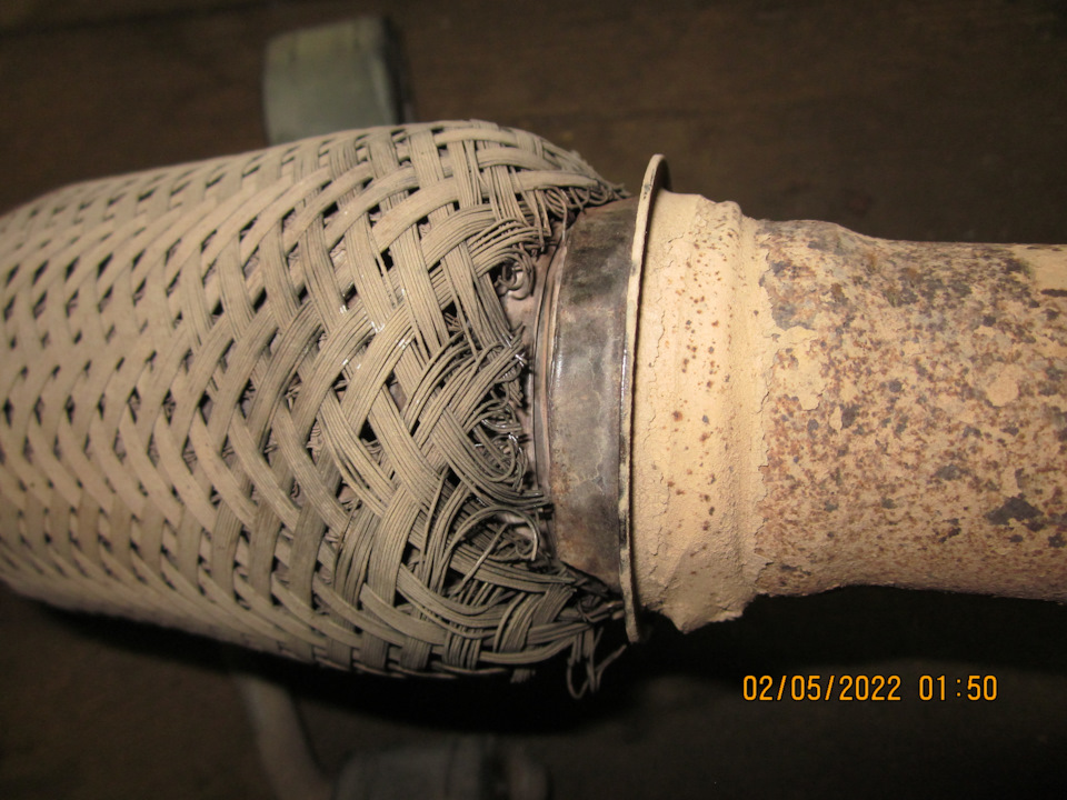 Стоковая гофра, место отрыва, крупный план — Lada Vesta SW (1G). Запчасти на фото: 05202201