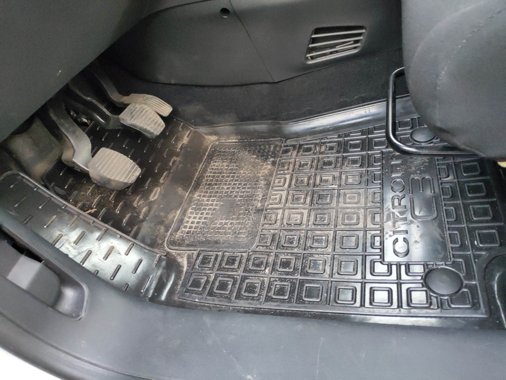 Отбойник снова на месте, новый коврик в салон — Citroen C3 (3G), 1,2 л ...