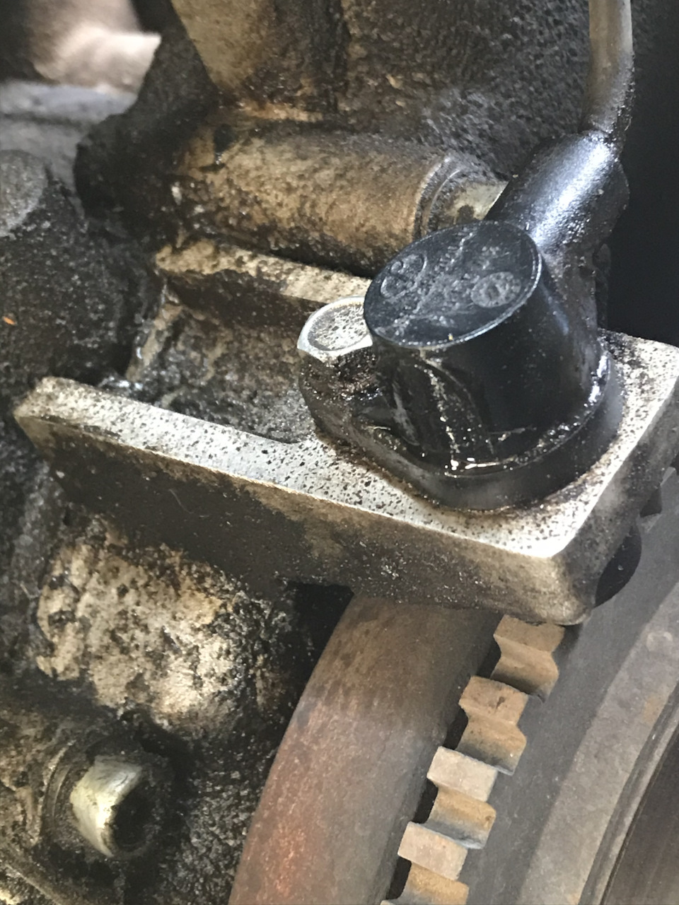 Вопрос знатокам двигателей ЗМЗ 406, 409. Подскажите откуда может течь ...