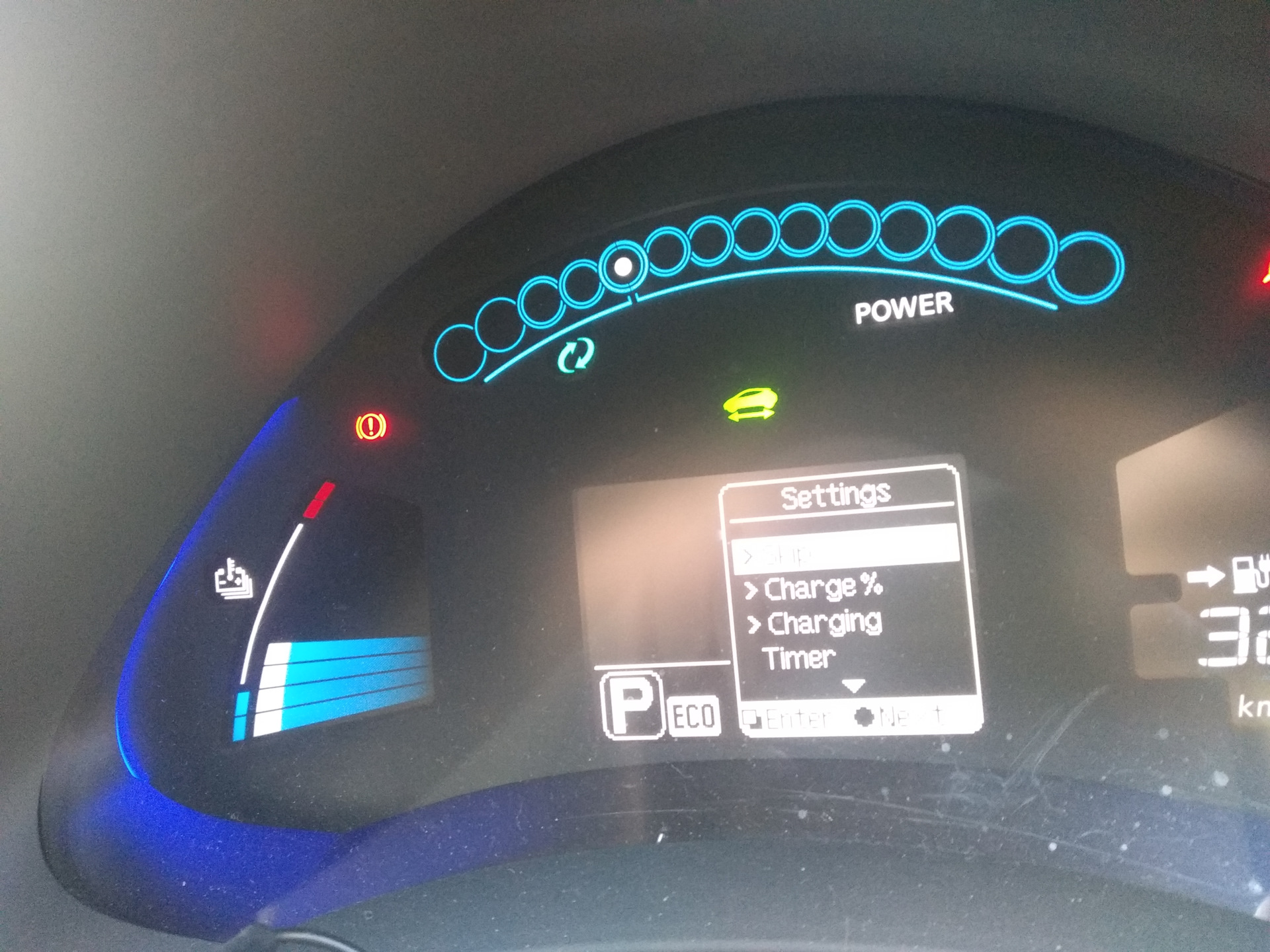 Nissan leaf ошибка. Стояночный тормоз ниссан лиф. Leaf табло. Сигнализатор nissan leaf. Nissan leaf палки.