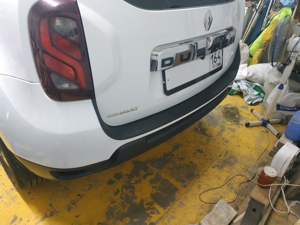 установка накладки на задний бампер — Renault Duster (1G), 2 л, 2015 ...
