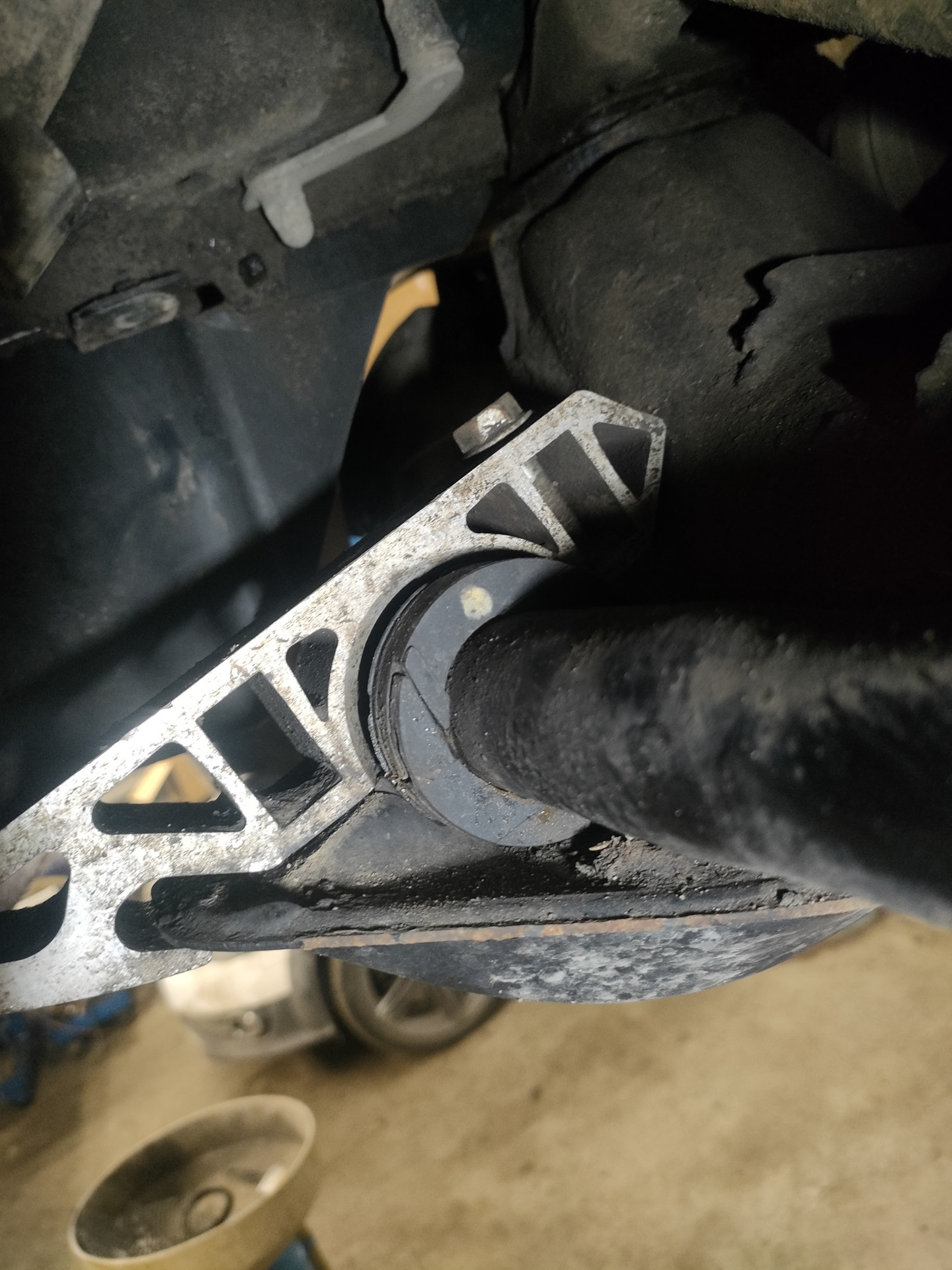 Резиновый скрип при сваливании с лежака(втулки?🤔) — Volkswagen Touareg ...