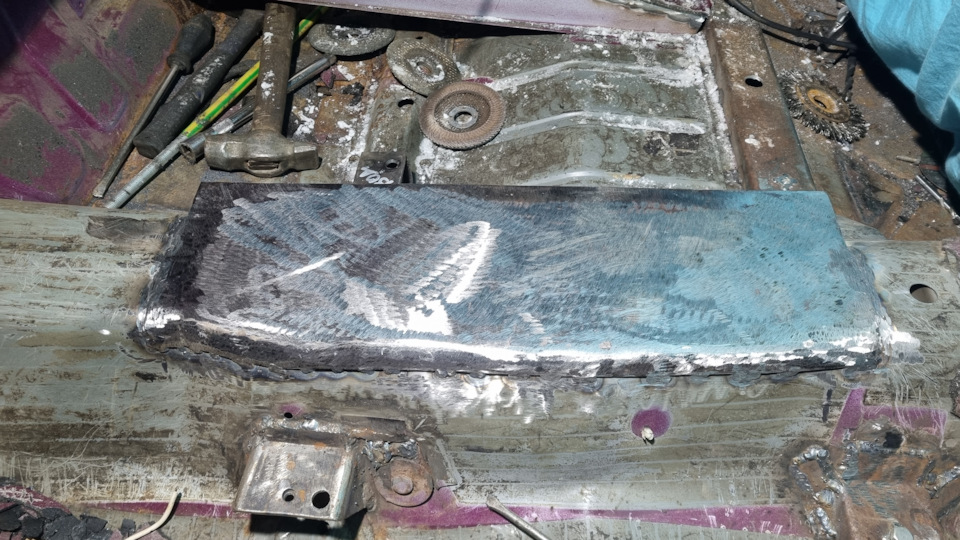 Тут видно где выдавил пупок, чуть впереди залнего кронштейна сиденья. — ИЖ 2717