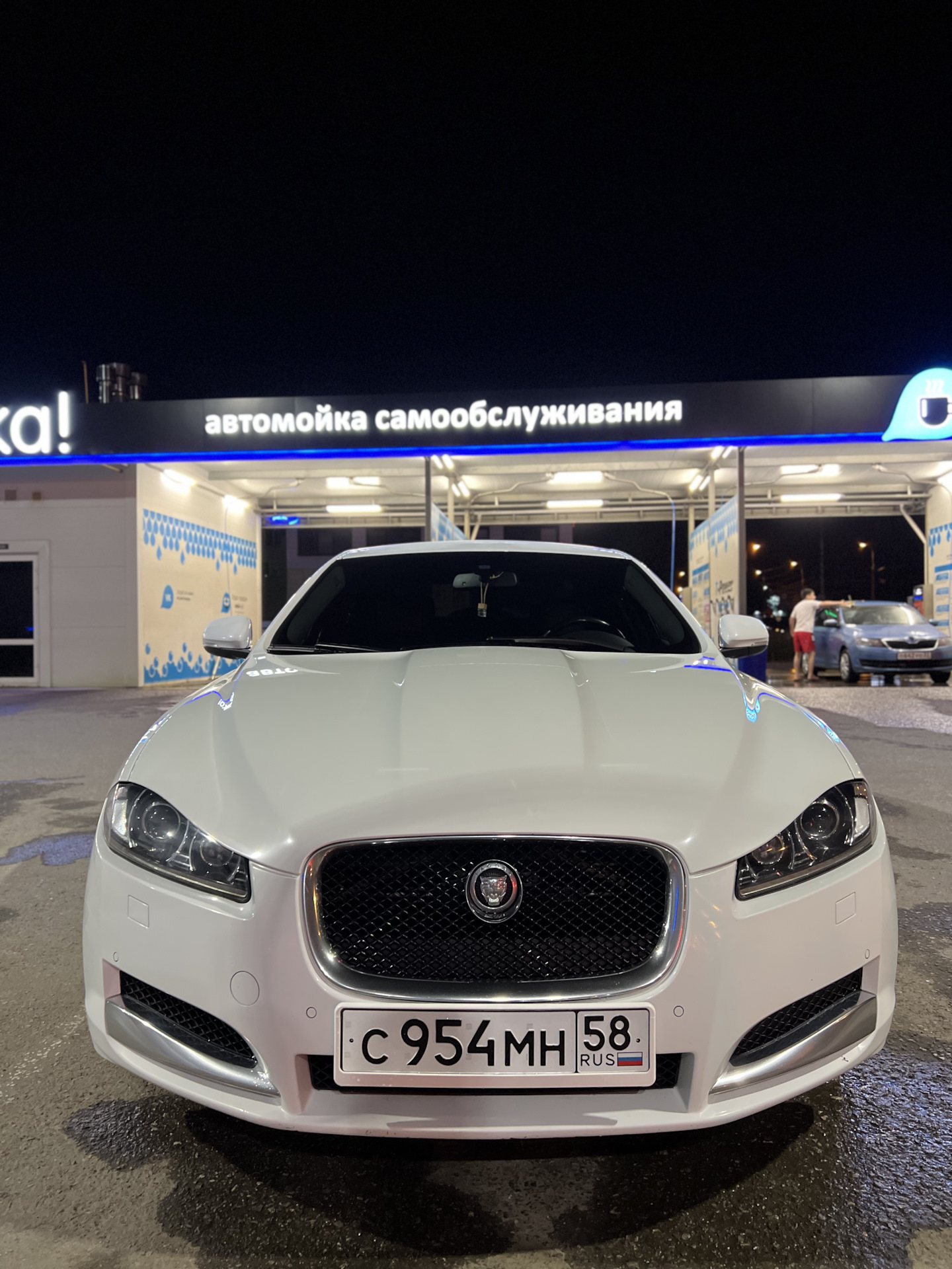 Jaguar мойка. Автомойка кот. Ягуар nx на мойки. Фото на автомойке тесла реальные 102 регион. Автомойка кот.