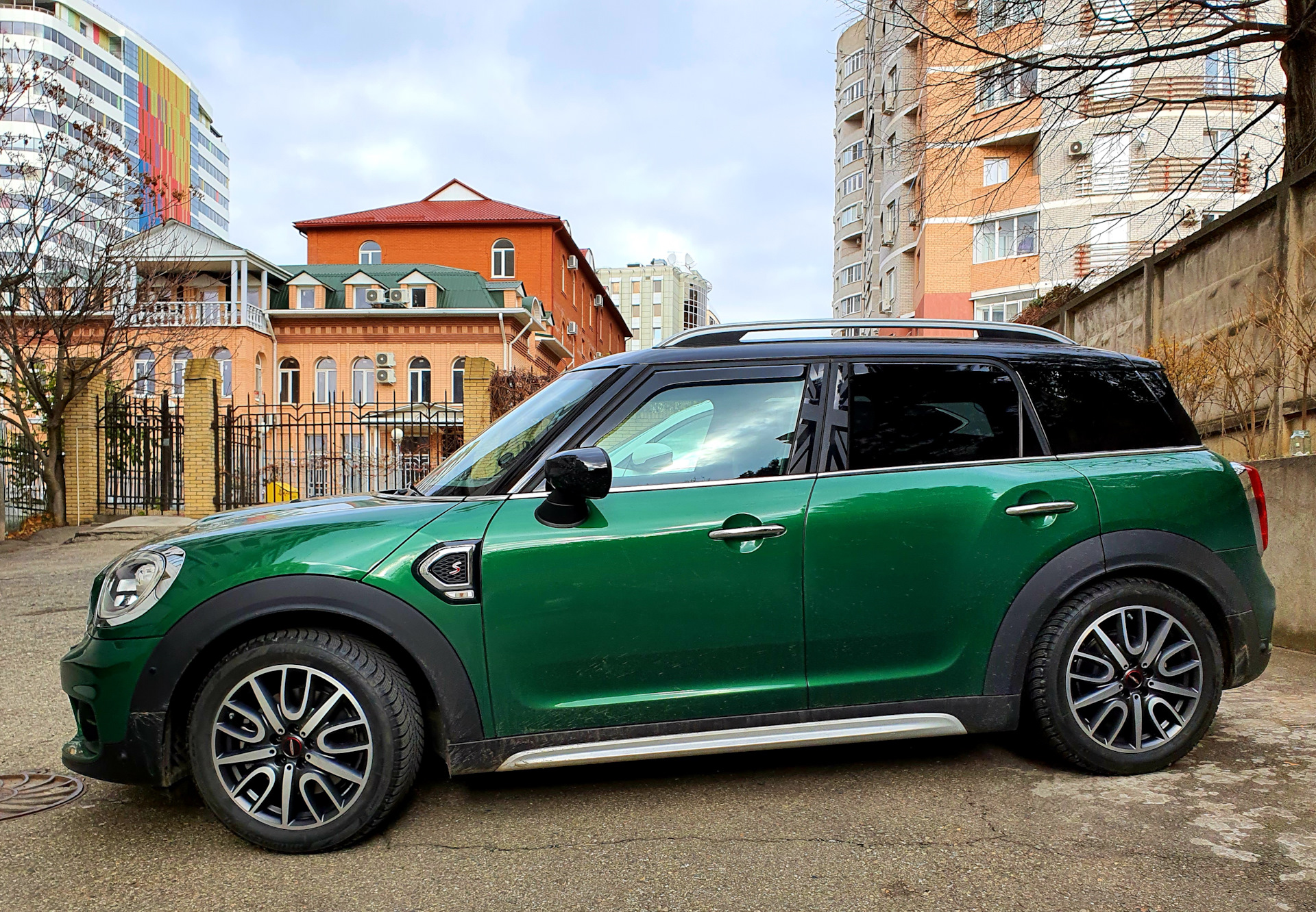 Отзывы владельцев мини. Mini Countryman 2g. Диски r20 Mini Countryman зеленый. Диски r20 Mini Countryman. Mini Countryman 20 Wheels.