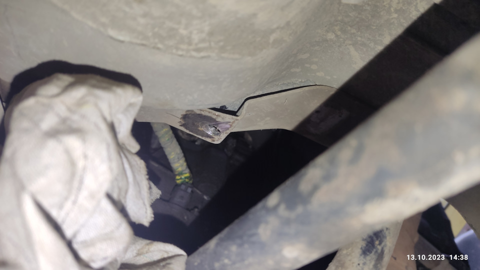 Обломилась шпилька задней опоры двигателя — Lada Калина седан, 1,6 л ...