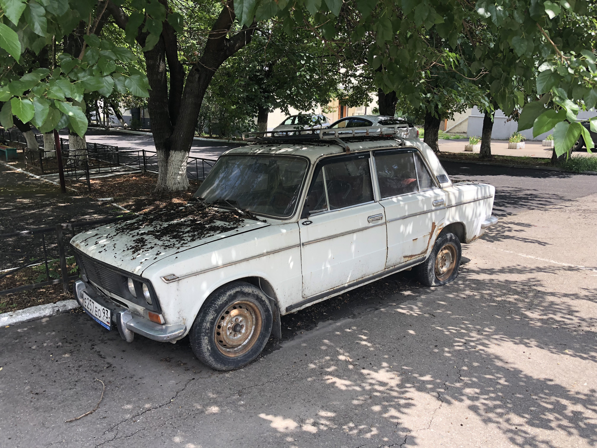 Заброшенные машины во дворах Петрозаводска