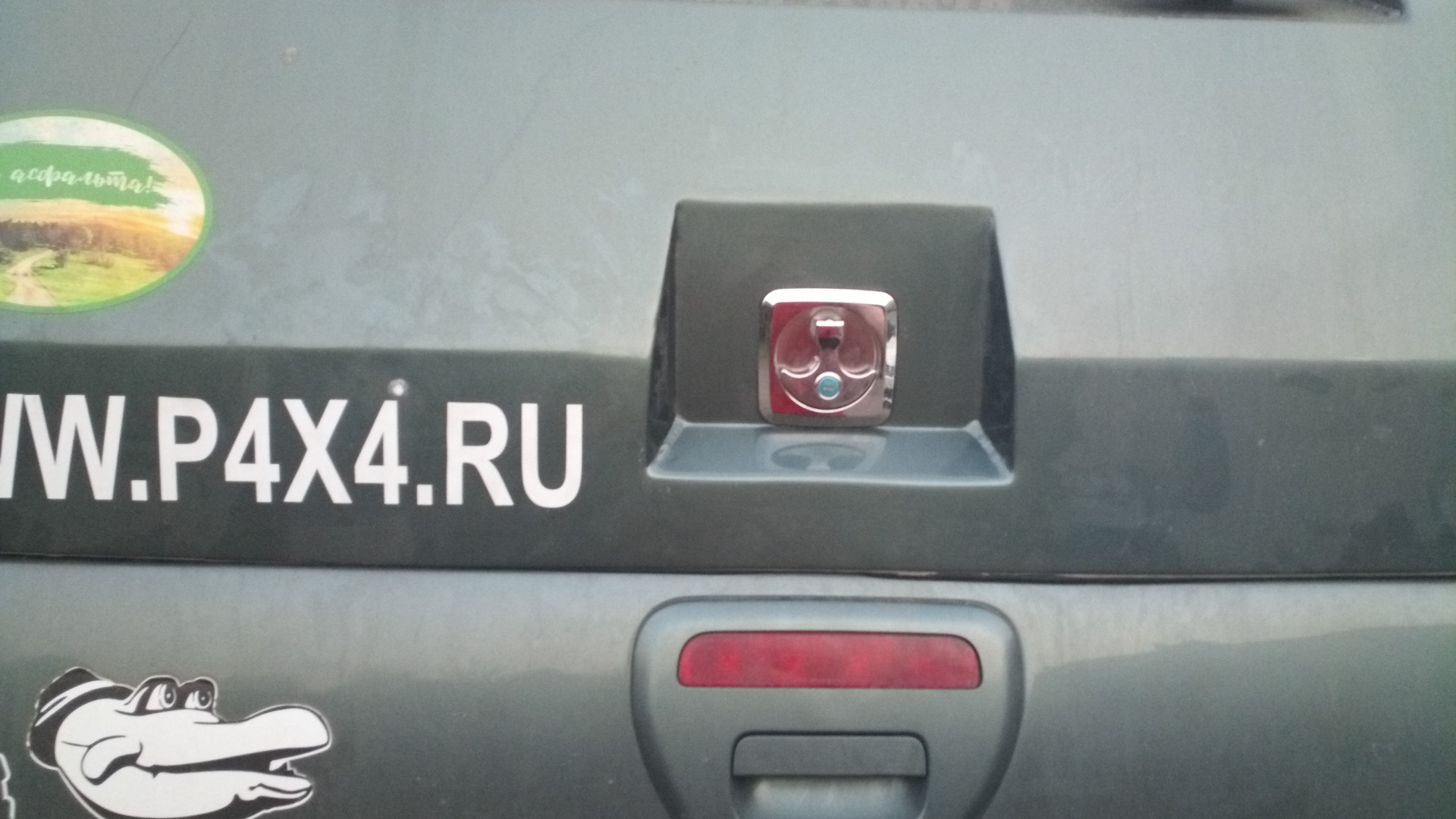 Замок задней крышки кунга — Mitsubishi L200 (4G), 2,5 л., 2011 года ...