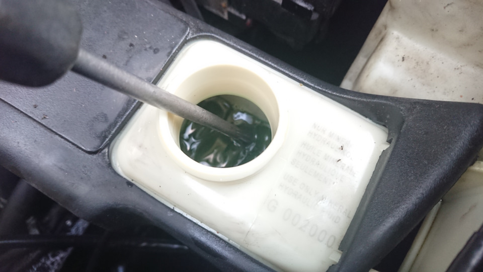 Бурлит жидкость в бачке гур — Volkswagen Passat B5, 1,6 л, 1998 года ...