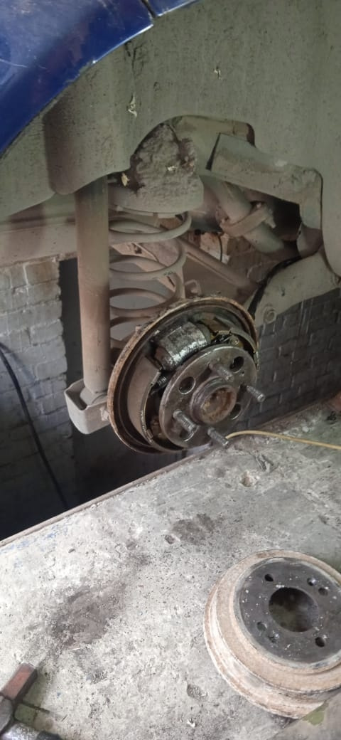 Замена колодок барабанных тормозов и тросов ручника . — Hyundai Getz, 1 ...