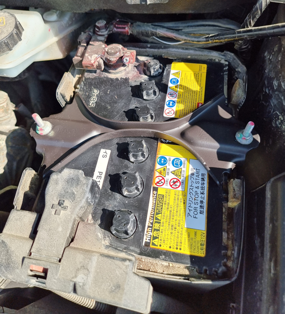 Чистка корпуса аккумулятора от налета — Mazda CX-5 (1G), 2,5 л, 2016 ...