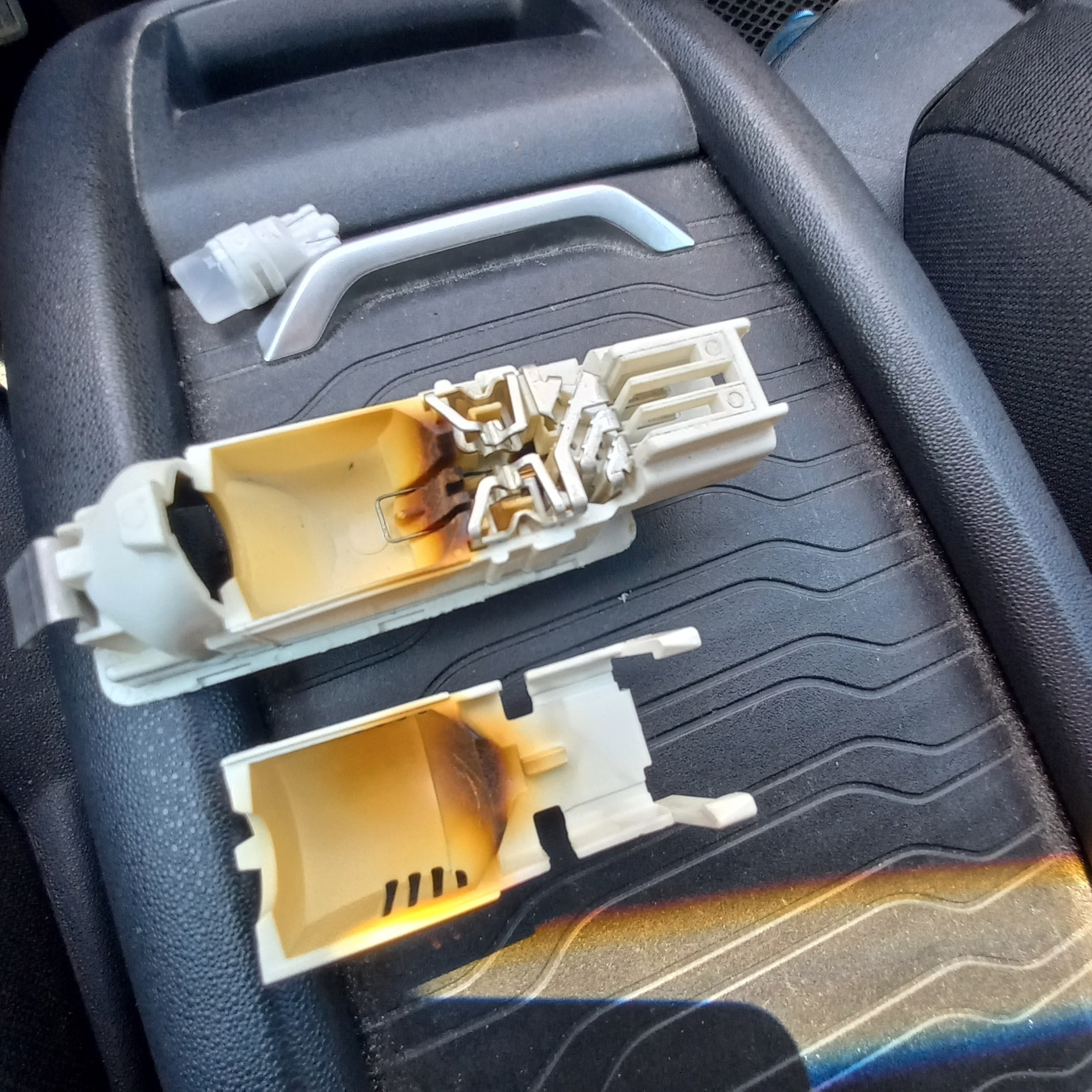 Замена лампы в перчаточном ящике — Citroen Grand C4 Picasso (2G), 1,6 л ...