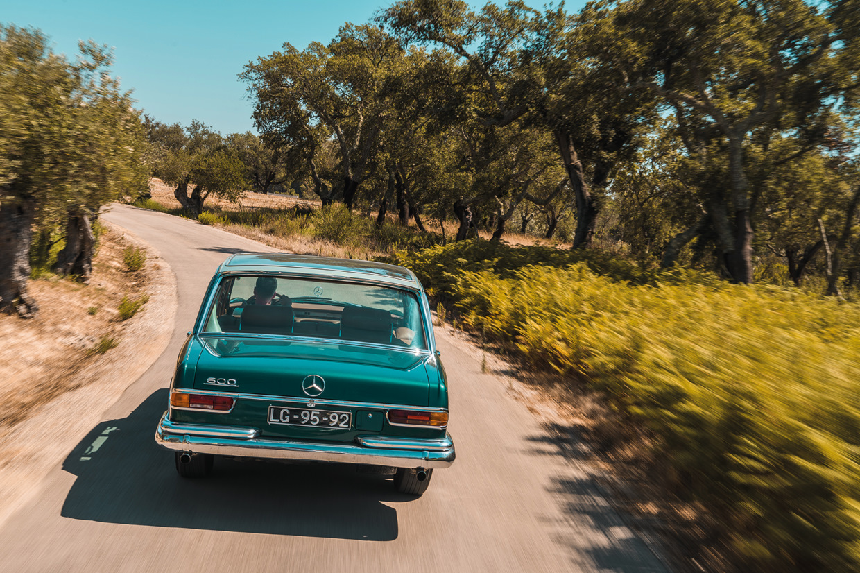 Уникальный мерседес. Mercedes Benz w100 Henri Chapron. Mercedes w100 Нубар Гюльбенкян. Мерседес уникальный. 1966 Mercedes-Benz Brochure.