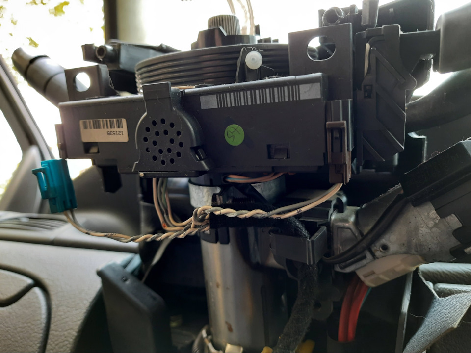 Внизу 4 фишки. Слева, по центру и справа, и одна от контактной группы. — Citroen C5 (1G)