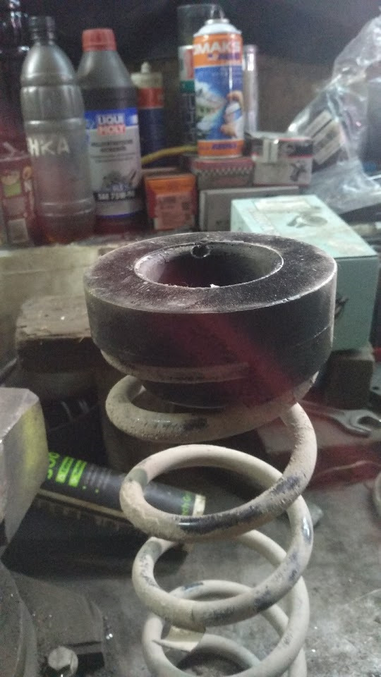 09. Przód: zamontuj wydłużone szpilki z zestawu — równe osadzenie w gniazdach. — Hyundai Santa Fe TM