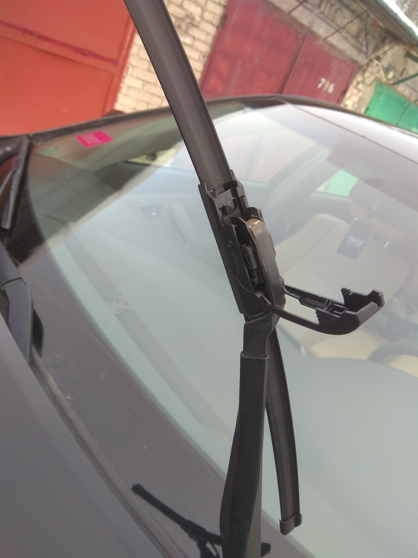 Щетки стеклоочистителя toyota rav4. Замена стеклоочистителей тойота. Замена стеклоочистителей тойота. Toyota avensis 2008 щетки стеклоочистителя. Щетки стеклоочистителя на рав 4 2001 года.