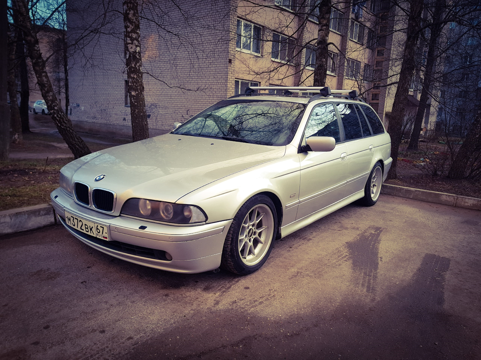 Крыша е39. БМВ е39 универсал. Багажник на крышу BMW e39. Багажник е39 туринг. Крыша белая БМВ е39.