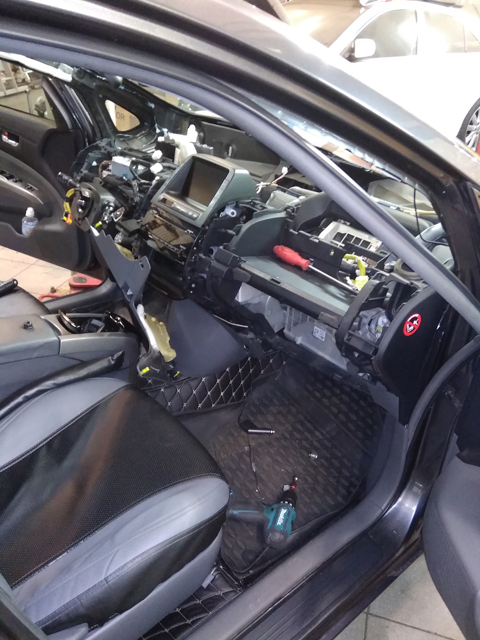 Замена сервопривода на лобовое стекло. — Toyota Prius (20), 1,5 л, 2007 ...