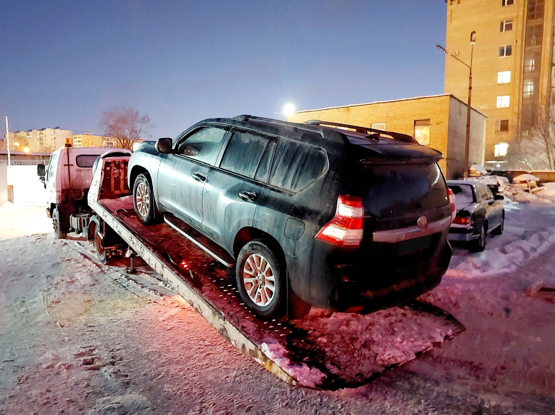 Обслуживание prado. Обмен тойота прадо на мерседес е 200. Замена рулевой тяги на lc prado 150. Тойота прадо 150 на подъёмнике. Toyota land cruiser 200 на подъемнике.