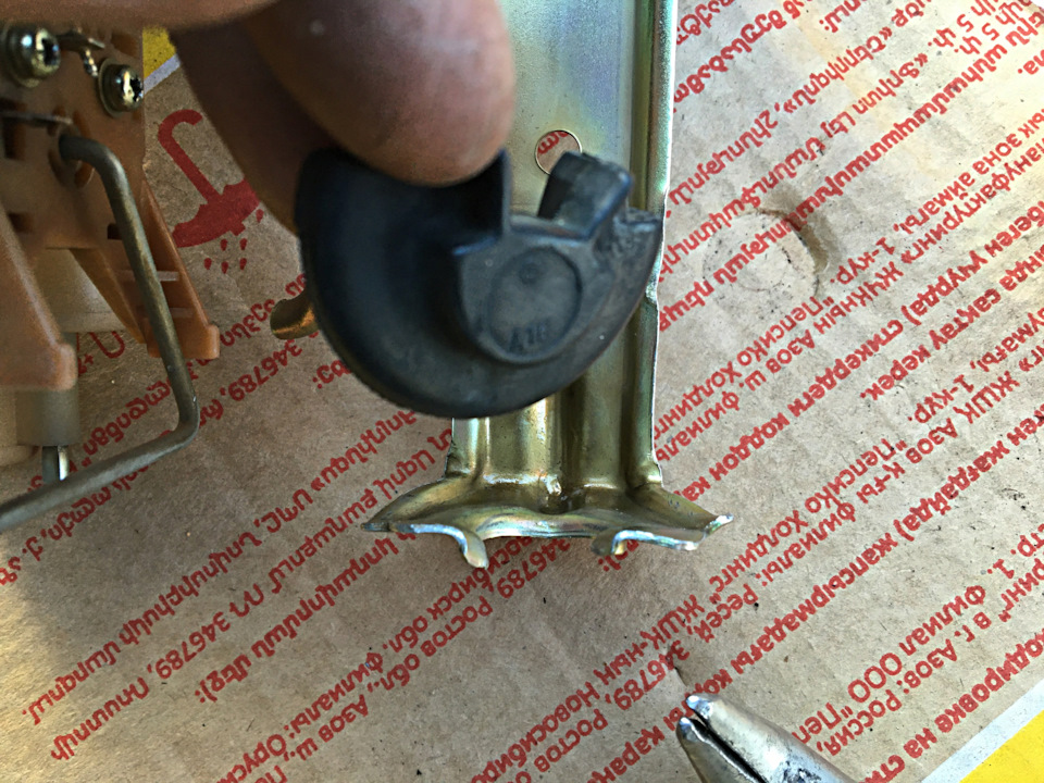 Далее ставим насос обратно в своё посадочное место, напяливаем демпфер, патрубок, хомуты, ставим фишку. — Toyota Vista (40)