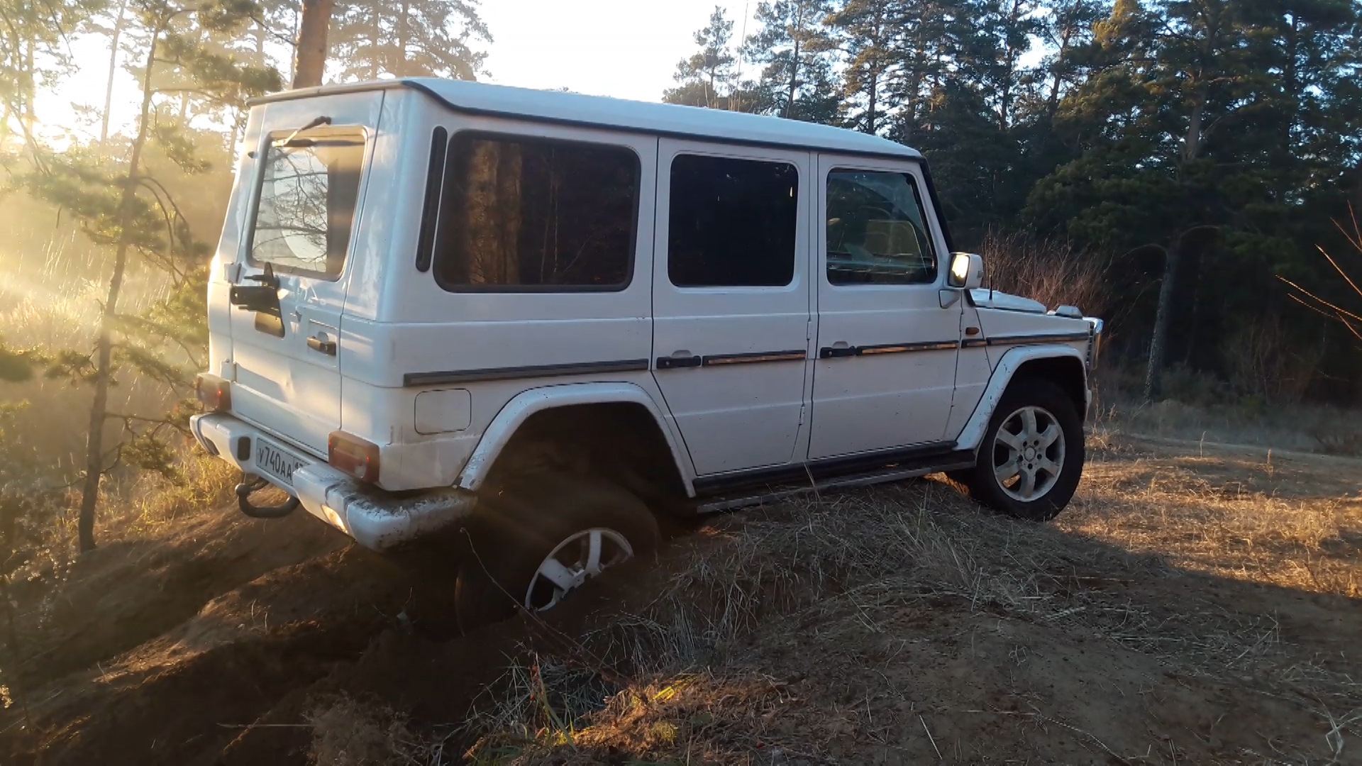 G63 AMG vs Land Cruiser