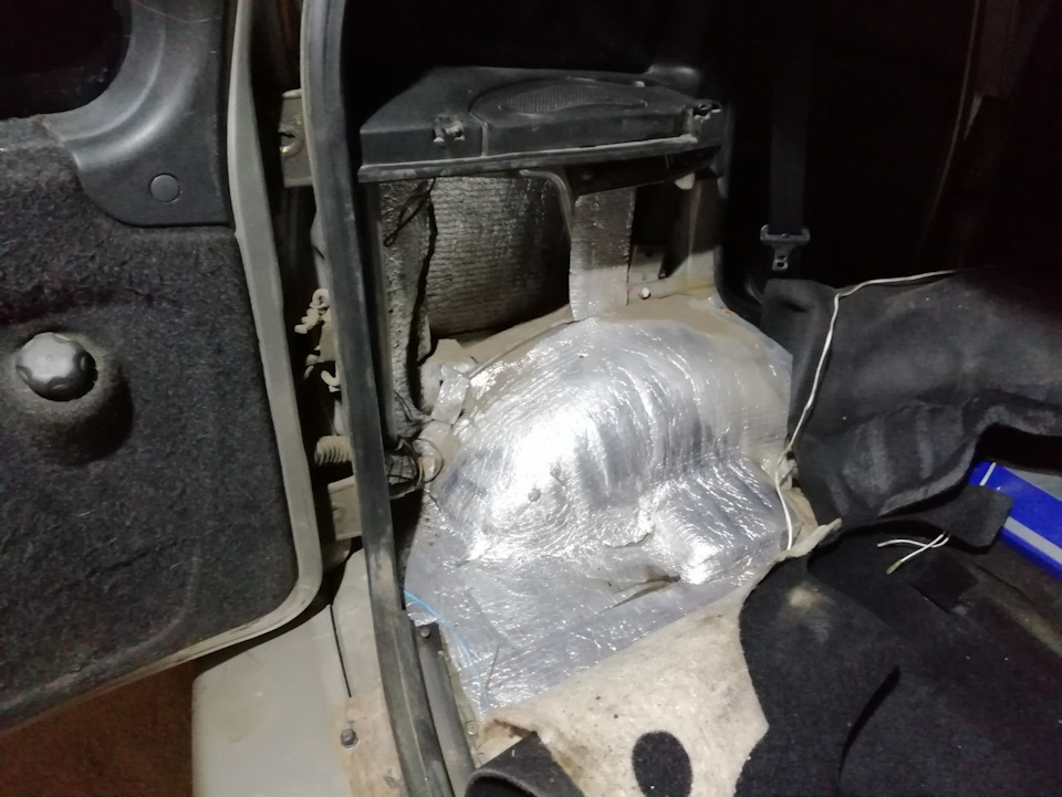 Короб стелс в крыло под 10'саб — Chevrolet Niva GLX, 1,7 л, 2007 года ...