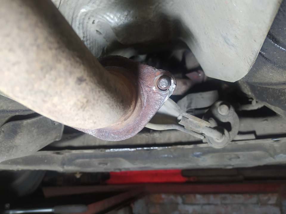 С ОДНОЙ СТОРОНЫ НЕ ОТКРУТИЛОСЬ, ПРИШЛОСЬ СРЕЗАТЬ И СРУБАТЬ — KIA Rio (3G)