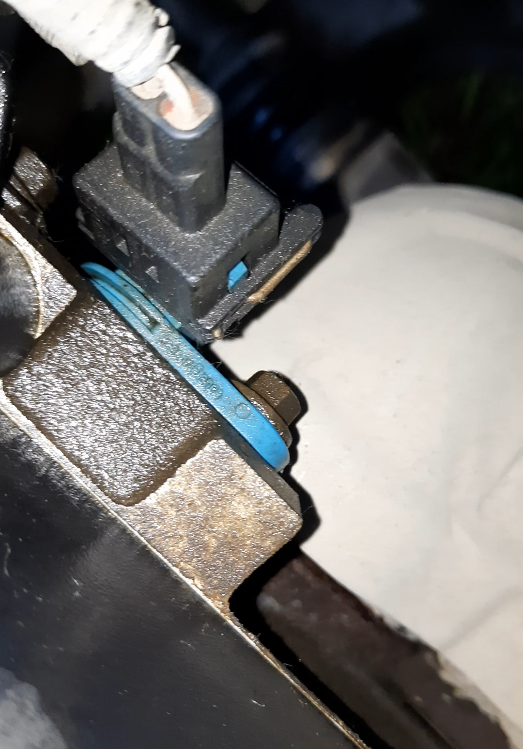 Течет масло из под клапанной крышки после замены на новую. — Ford Focus ...