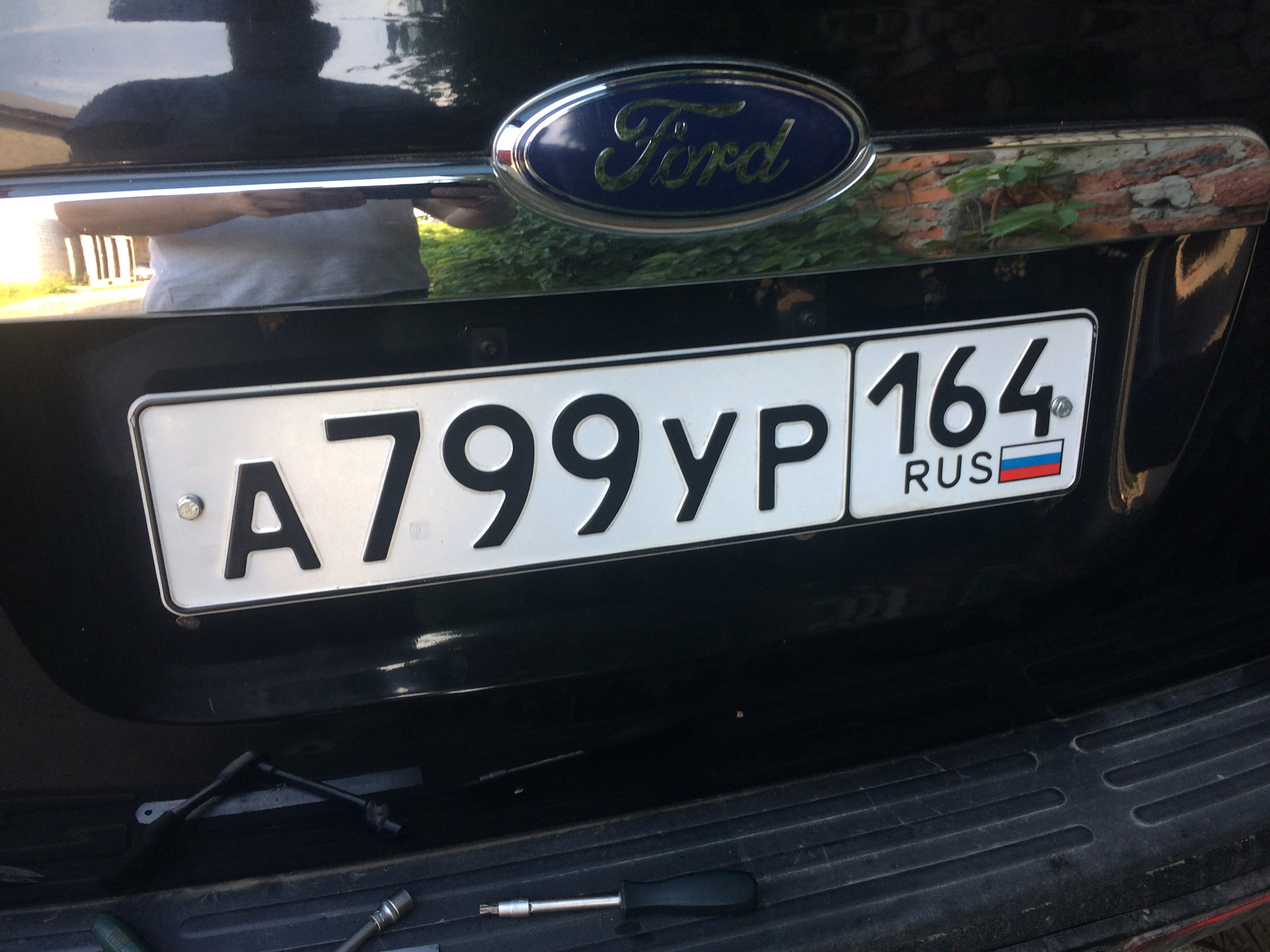 Автономера амр 97. Номер k404 ex54. Держатель заднего номера форд эксплорер. Номер машины квадратный. Висит номер.