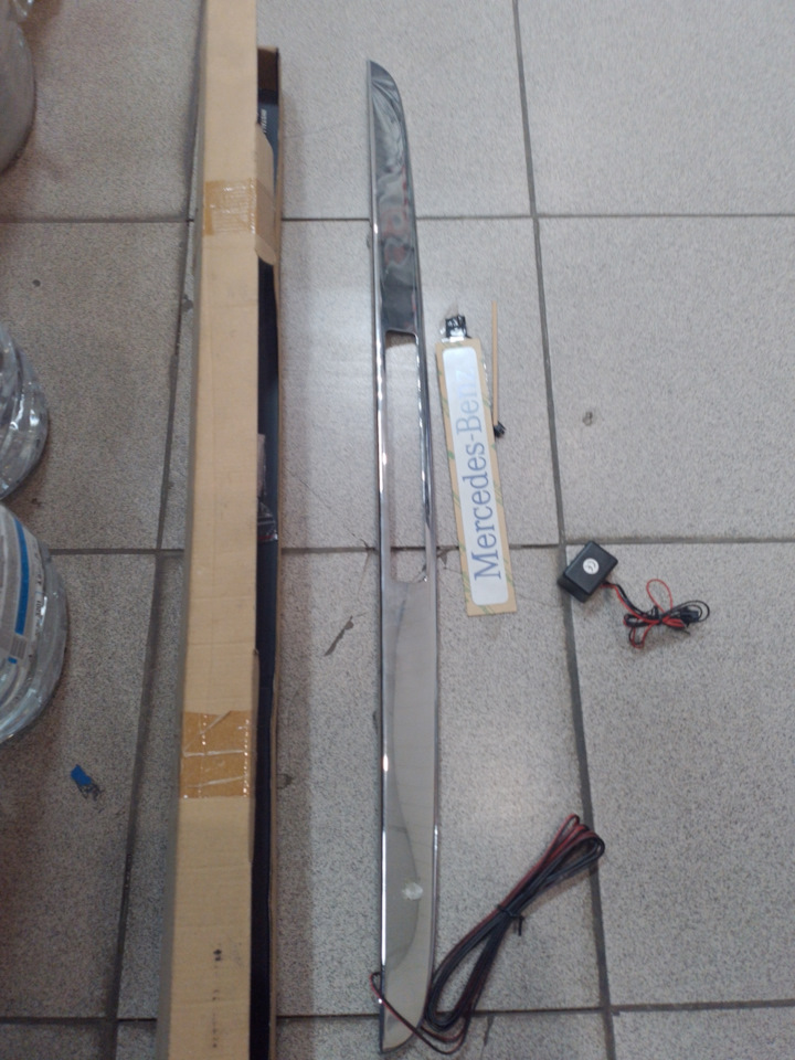 Накладка на багажник ТЮНИНГ с подсветкой w220 на Mercedes-Benz S-Class ...