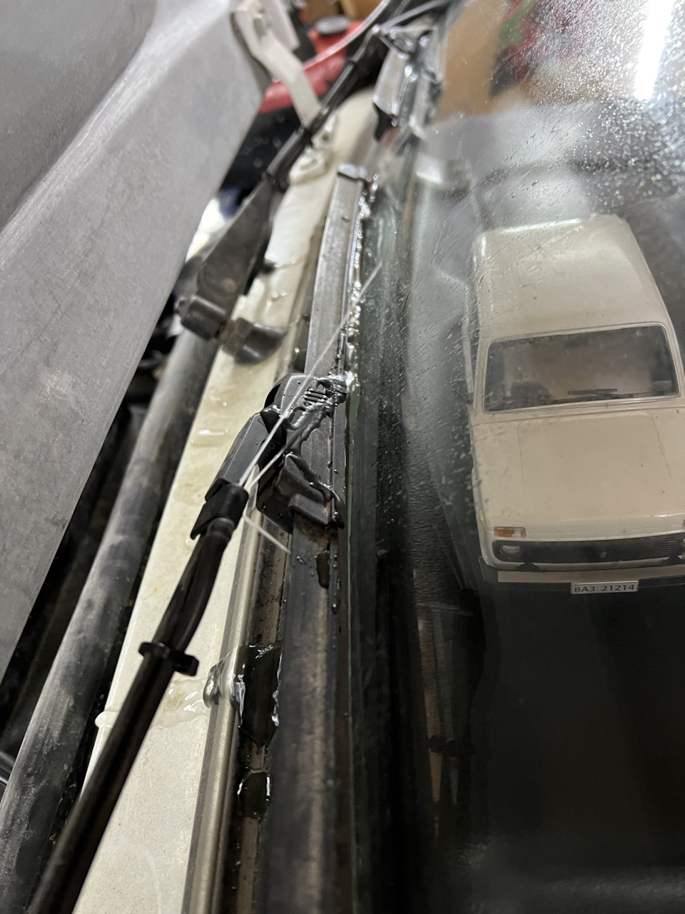 Форсунки омывателя на поводки дворников Нива — Lada 4x4 3D, 1,7 л, 2010 ...