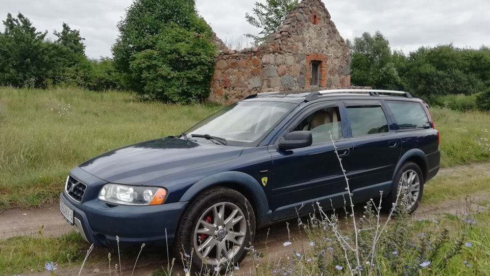 Volvo xc70 II на России в лесу