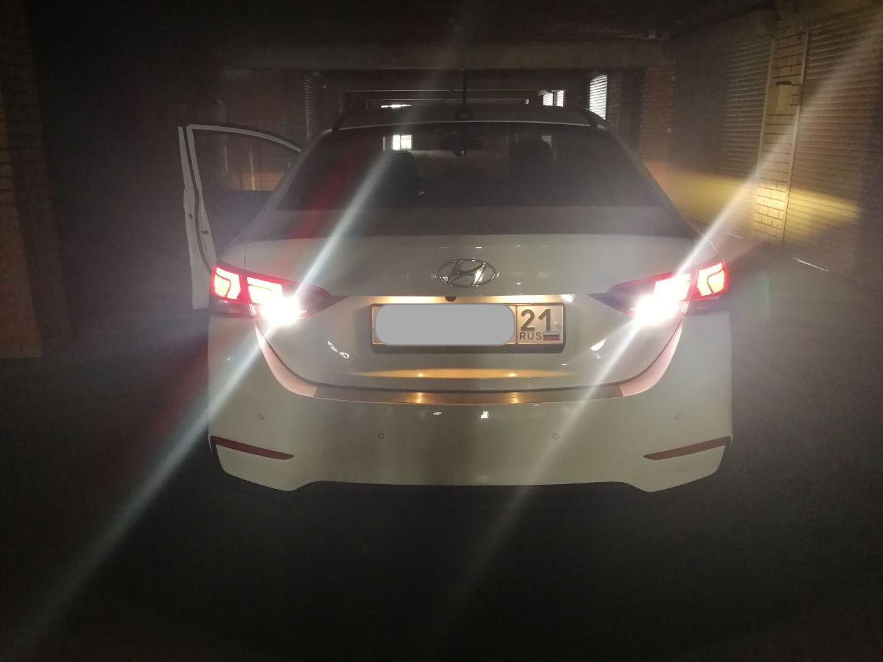 Hyundai solaris 2 мощные led лампы в задний ход. Задний ход солярис. Свет задних фонарей солярис 2. Диодные лампы ближнего света на солярис 2012. Лампочки заднего хода солярис 1.