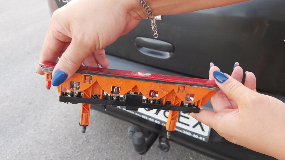 Замена лампочек в дополнительном стоп-сигнале. — Peugeot 307, 2 л, 2002 ...