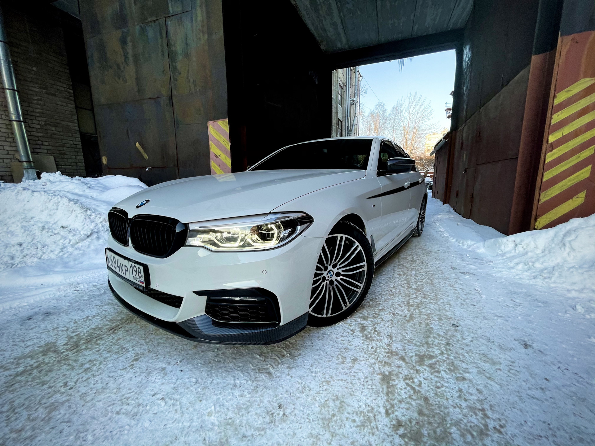 Чип бмв g30. BMW g30 лезвия. БМВ g30 белая. БМВ 5 g30. BMW g30 наклейка.